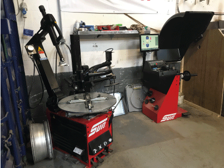 tyre fitting and replacement machine